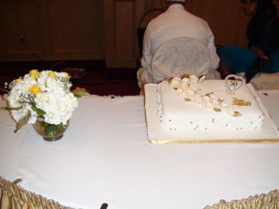 The cake and the table flower decoration